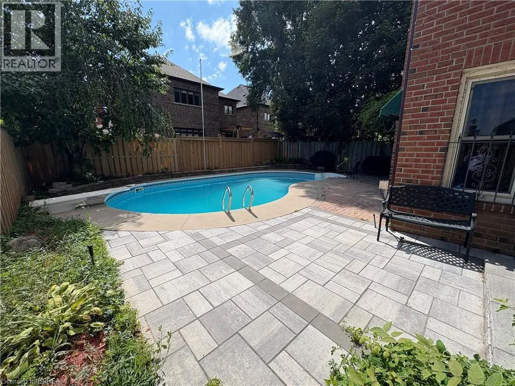 972 GABLEHURST Crescent