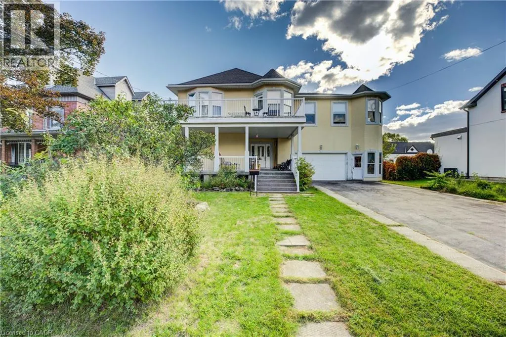 7 ROBINSON Street S
