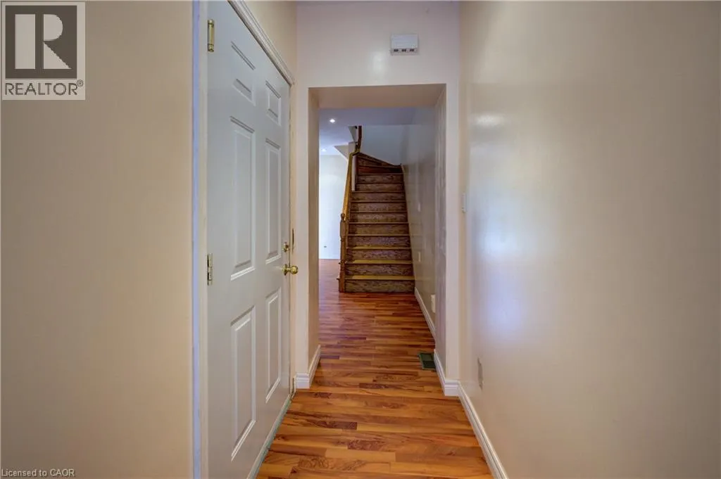 7 ROBINSON Street S