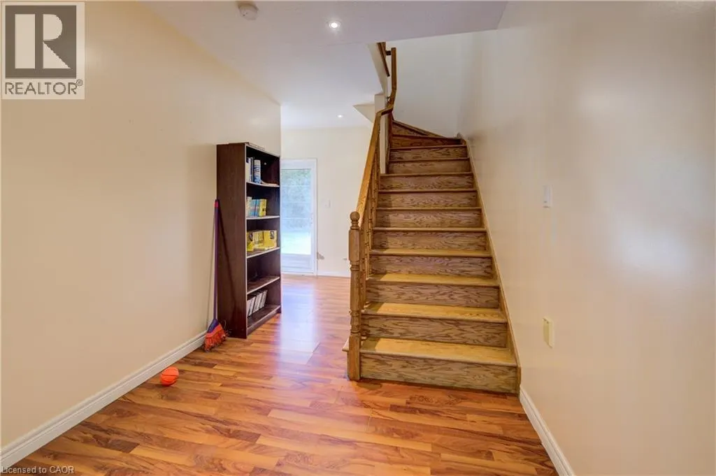 7 ROBINSON Street S