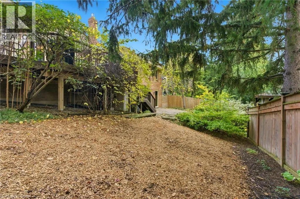 11 MAYS Crescent