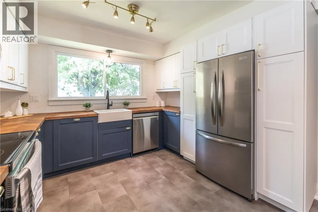 34 WOODRIDGE Drive