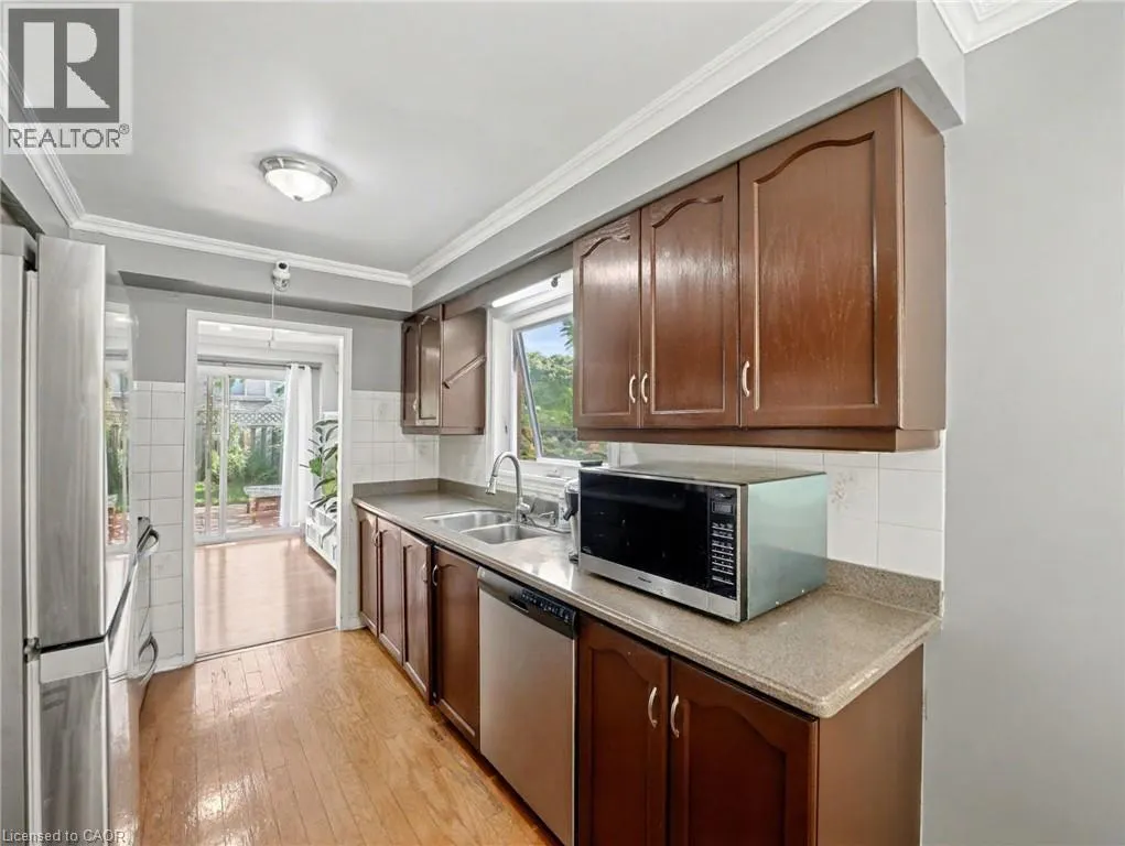 635 REXFORD Drive