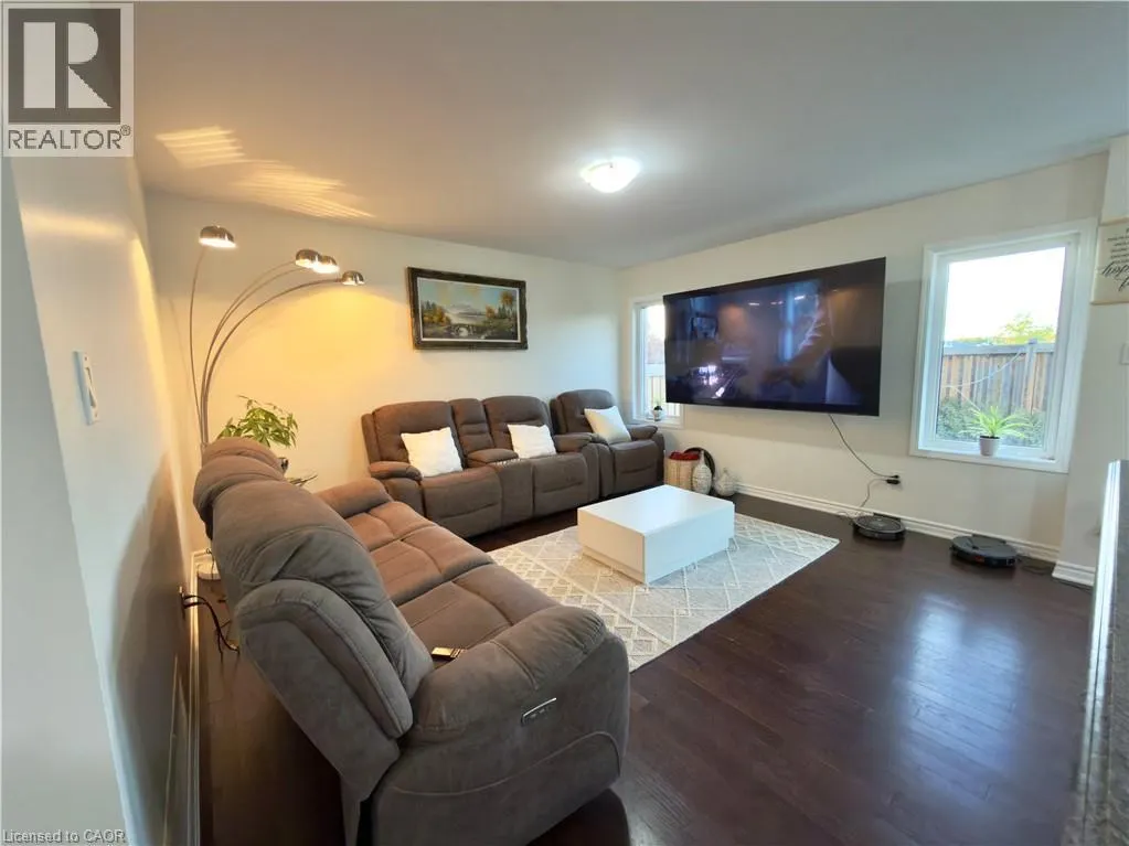 386 GROVEHILL Crescent Unit# Main floor, #Main floor