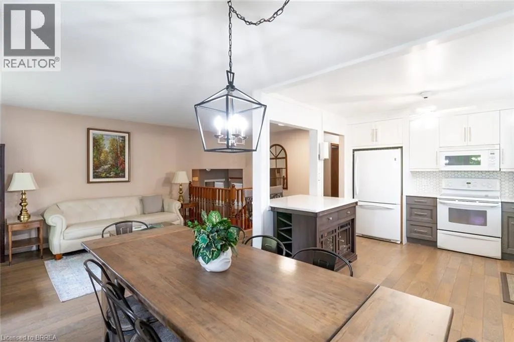 76 ENFIELD Crescent