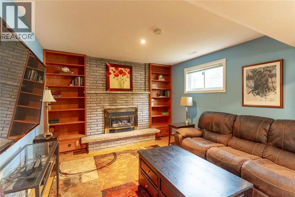76 ENFIELD Crescent