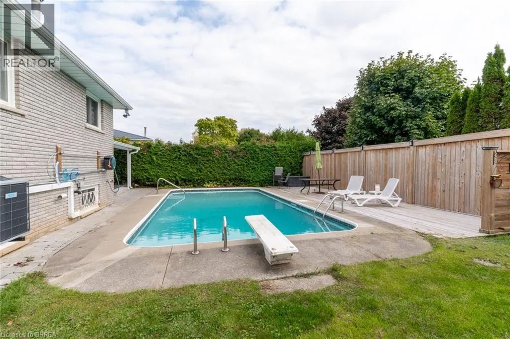76 ENFIELD Crescent
