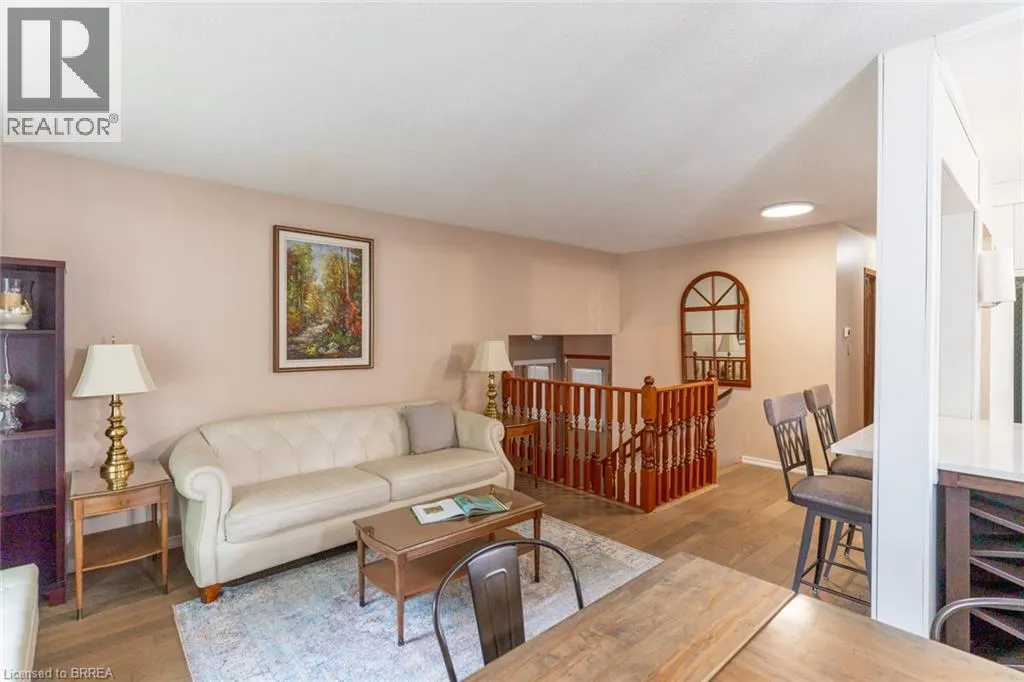 76 ENFIELD Crescent