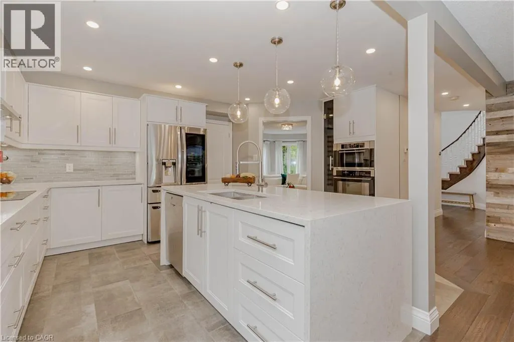 33 STRATHROY Crescent