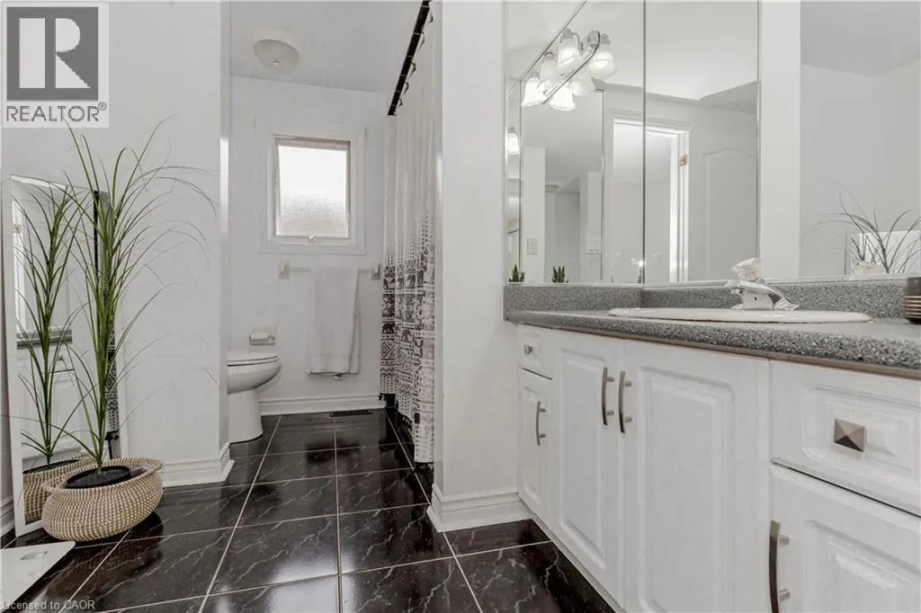 33 STRATHROY Crescent