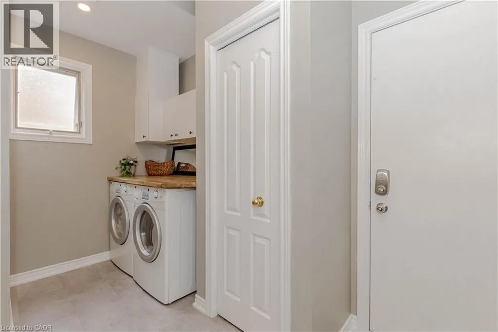 33 STRATHROY Crescent