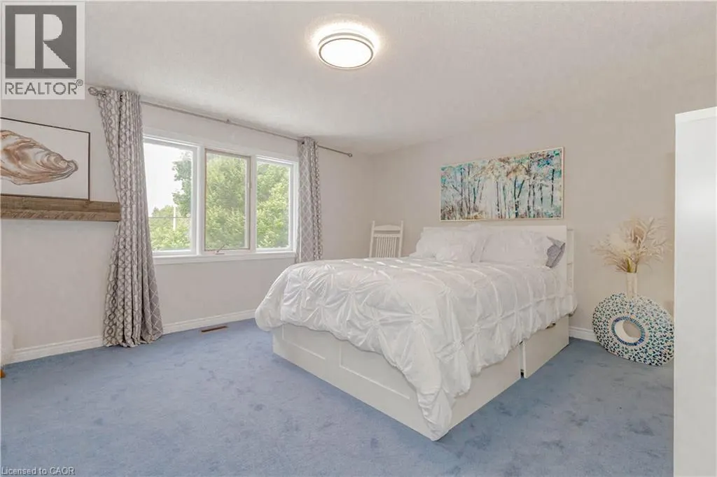 33 STRATHROY Crescent