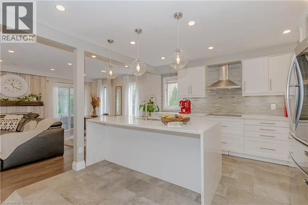 33 STRATHROY Crescent