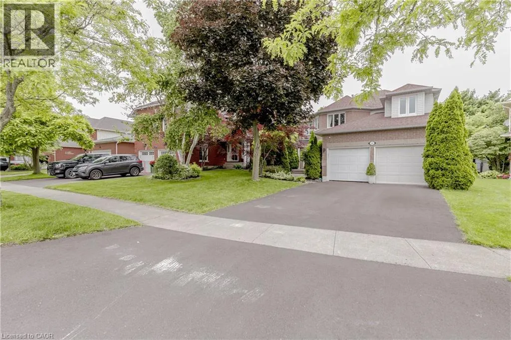 33 STRATHROY Crescent