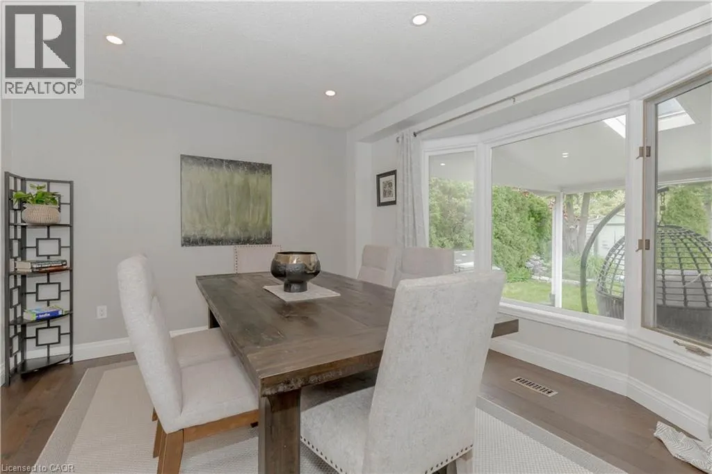 33 STRATHROY Crescent