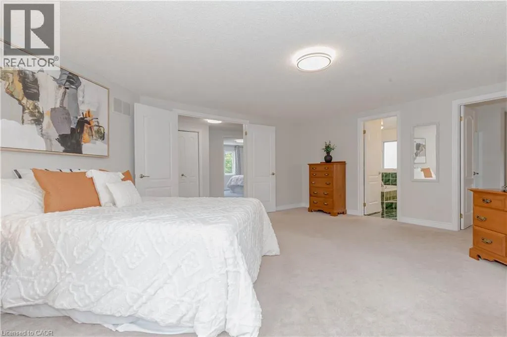 33 STRATHROY Crescent