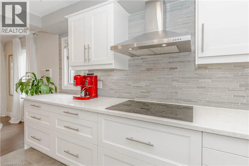 33 STRATHROY Crescent