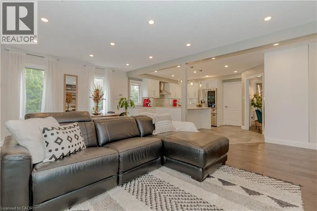 33 STRATHROY Crescent
