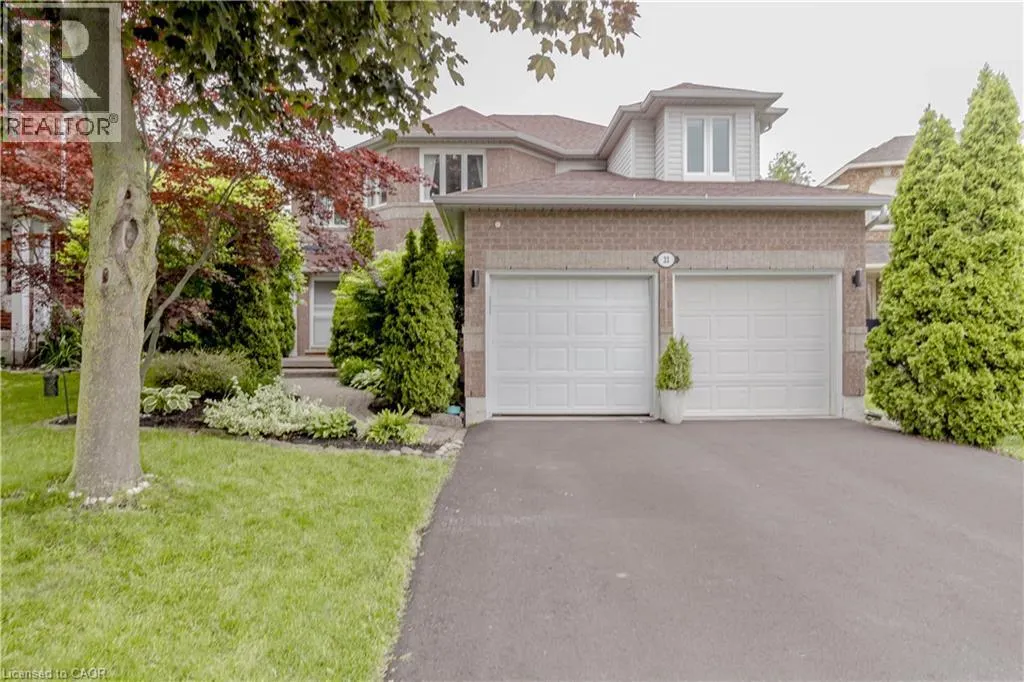 33 STRATHROY Crescent