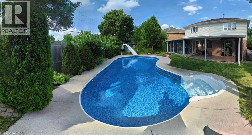 33 STRATHROY Crescent