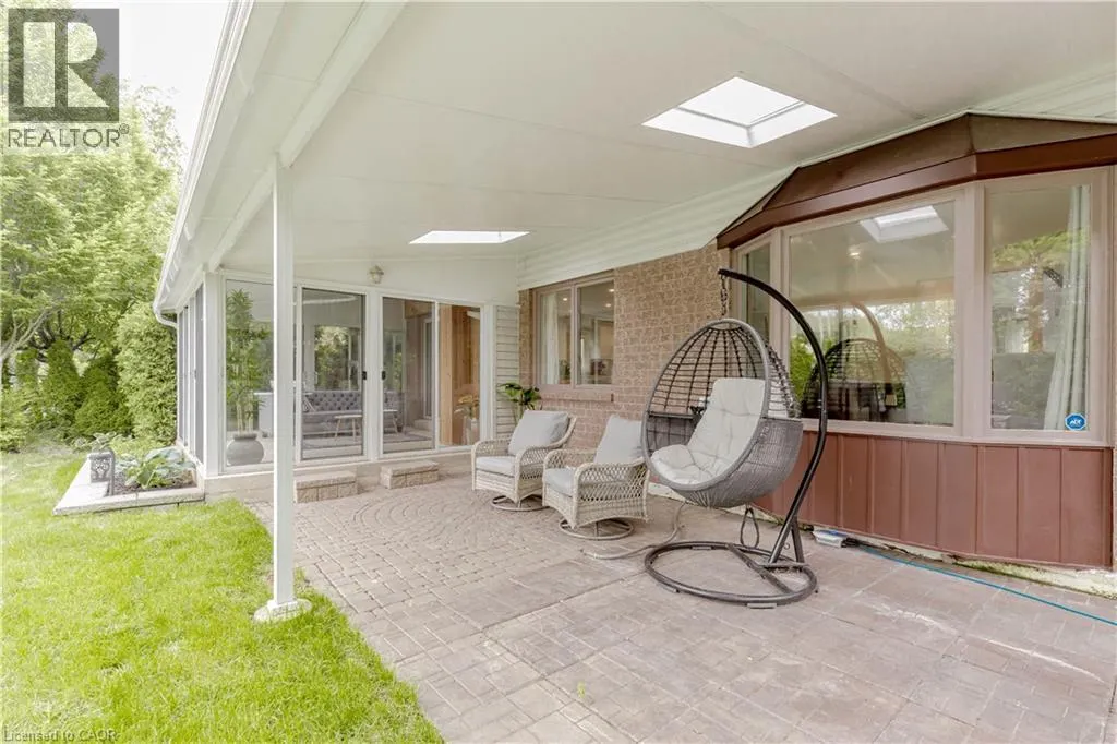 33 STRATHROY Crescent