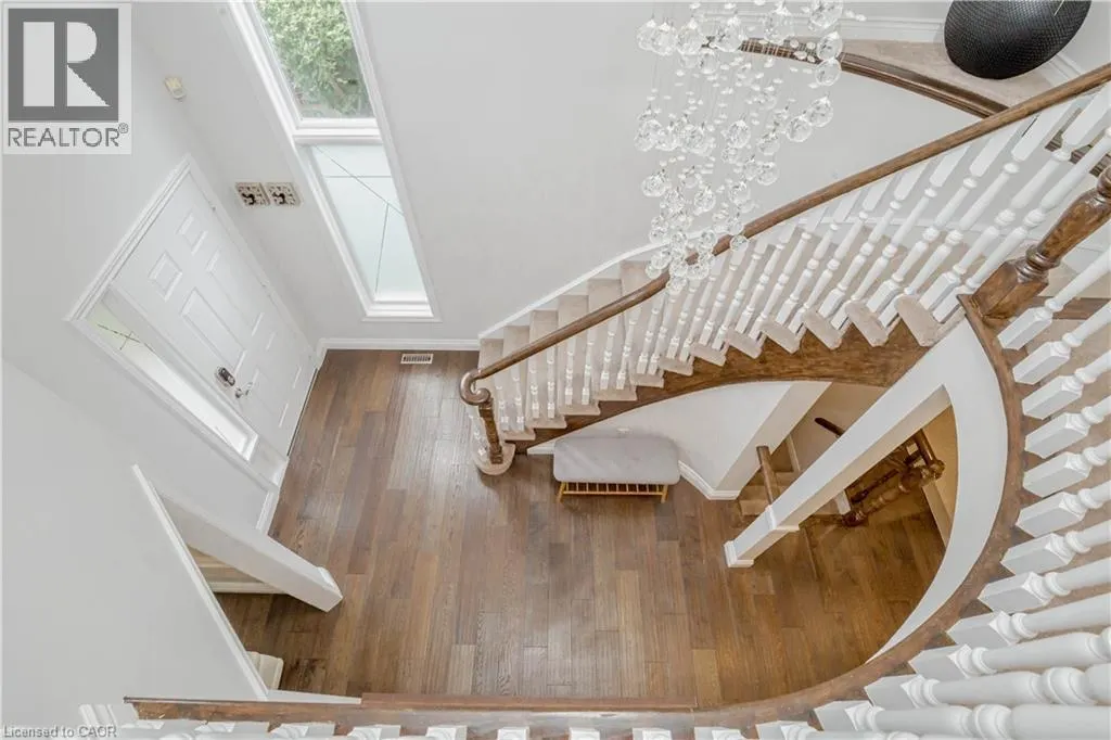 33 STRATHROY Crescent
