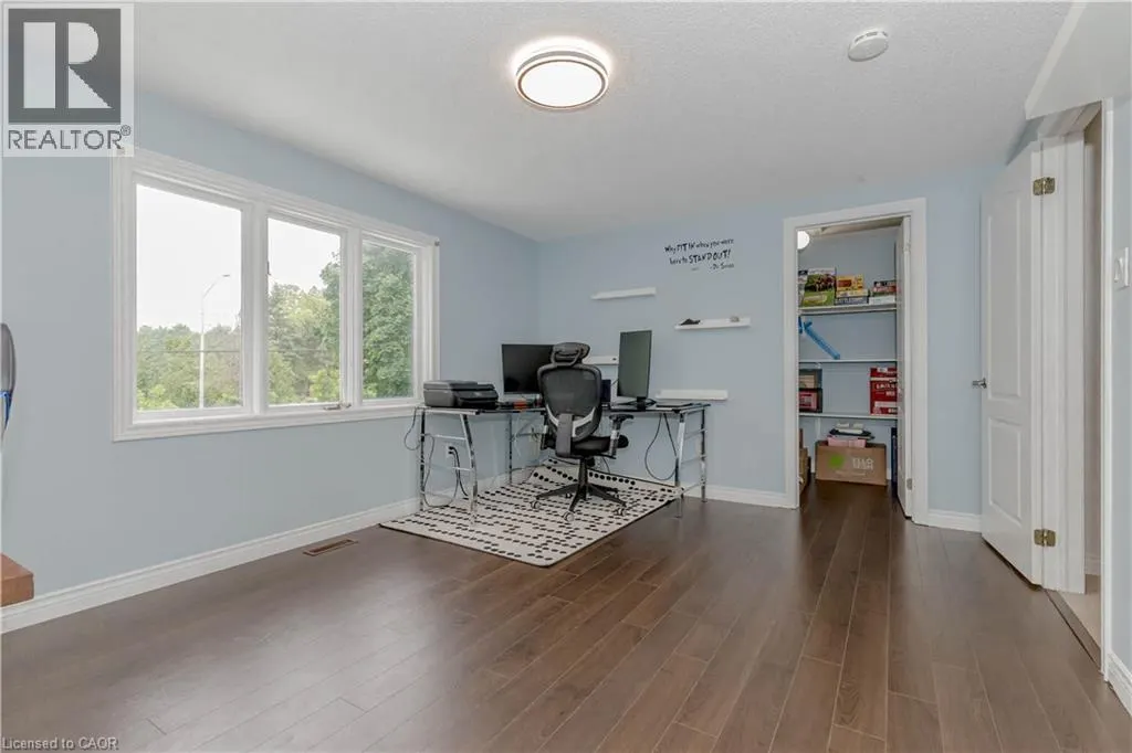 33 STRATHROY Crescent