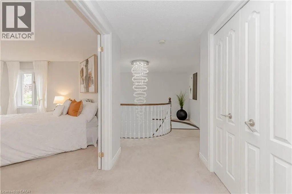 33 STRATHROY Crescent