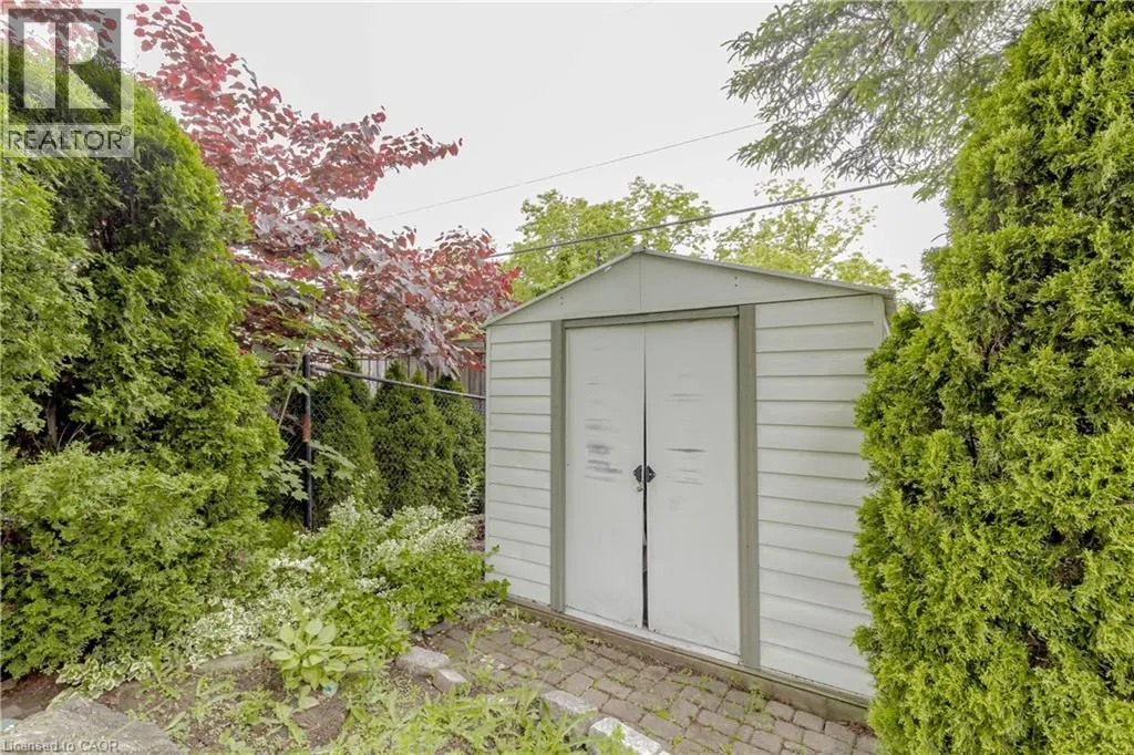 33 STRATHROY Crescent