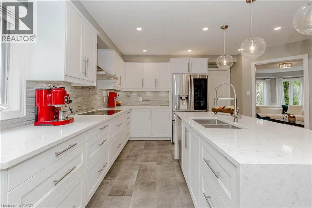 33 STRATHROY Crescent