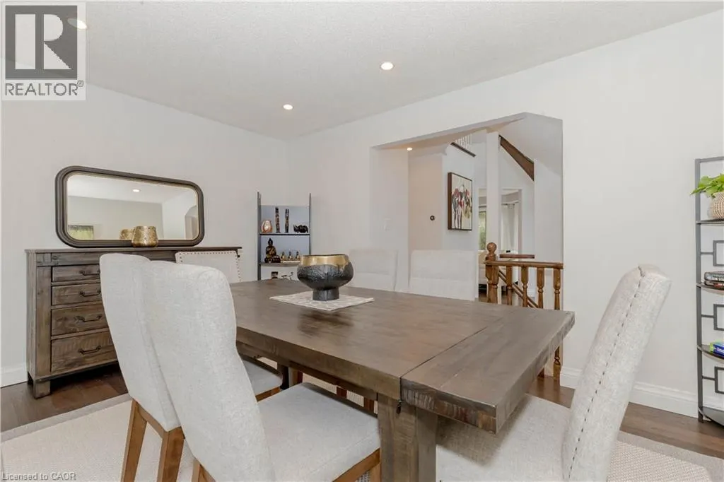 33 STRATHROY Crescent