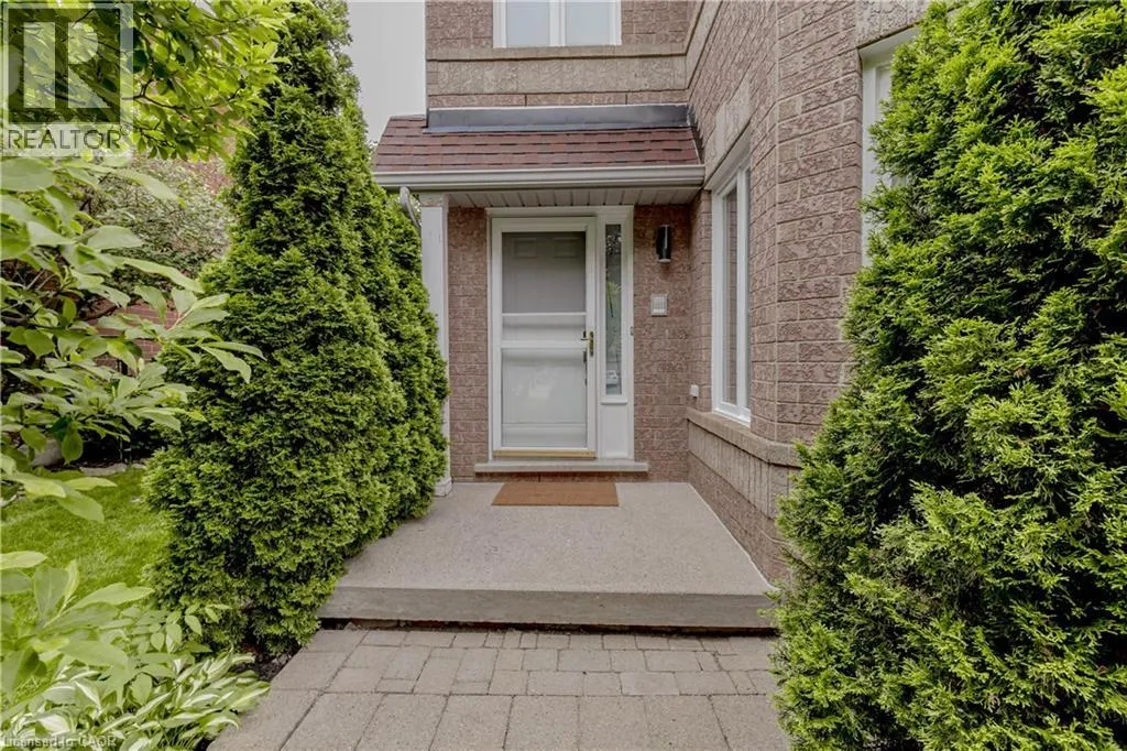 33 STRATHROY Crescent
