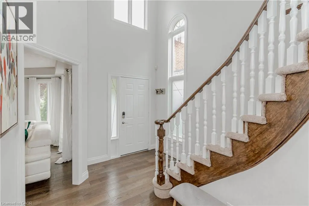 33 STRATHROY Crescent