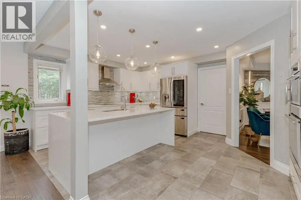 33 STRATHROY Crescent