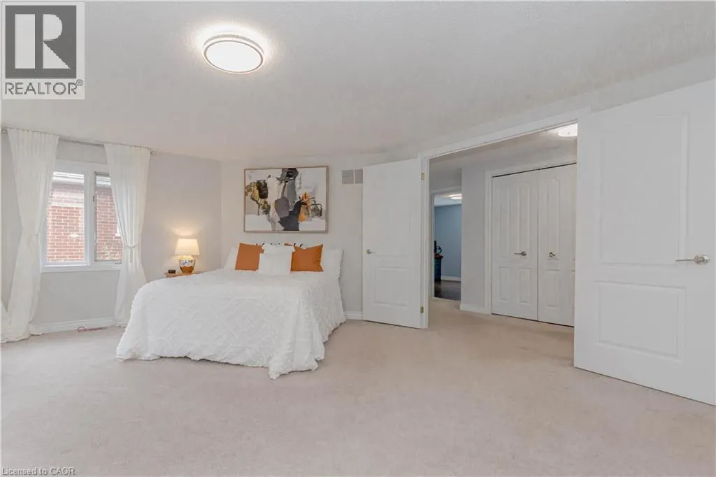 33 STRATHROY Crescent