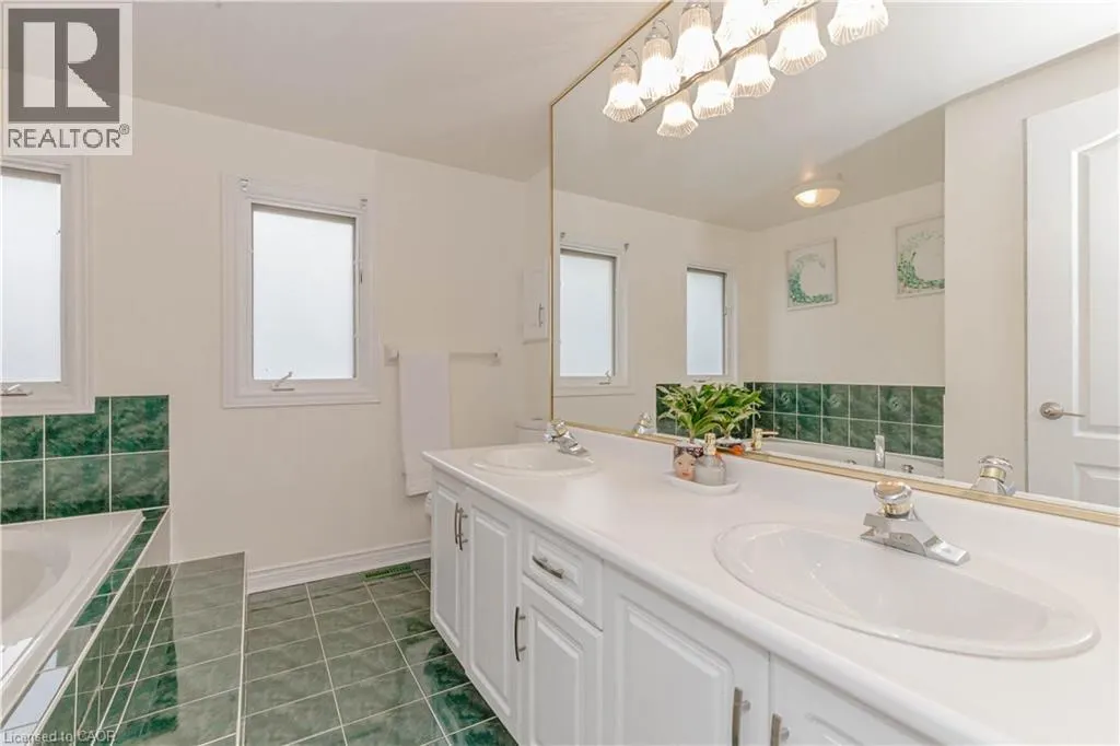 33 STRATHROY Crescent