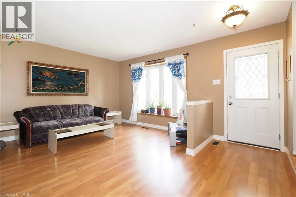10 BALFOUR Crescent