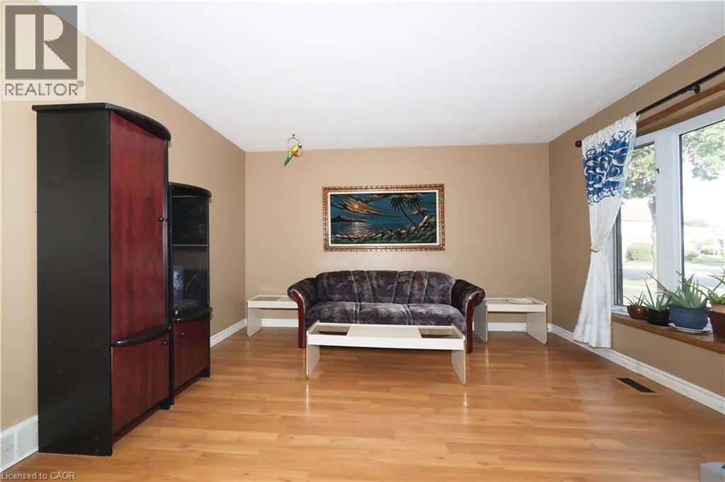 10 BALFOUR Crescent