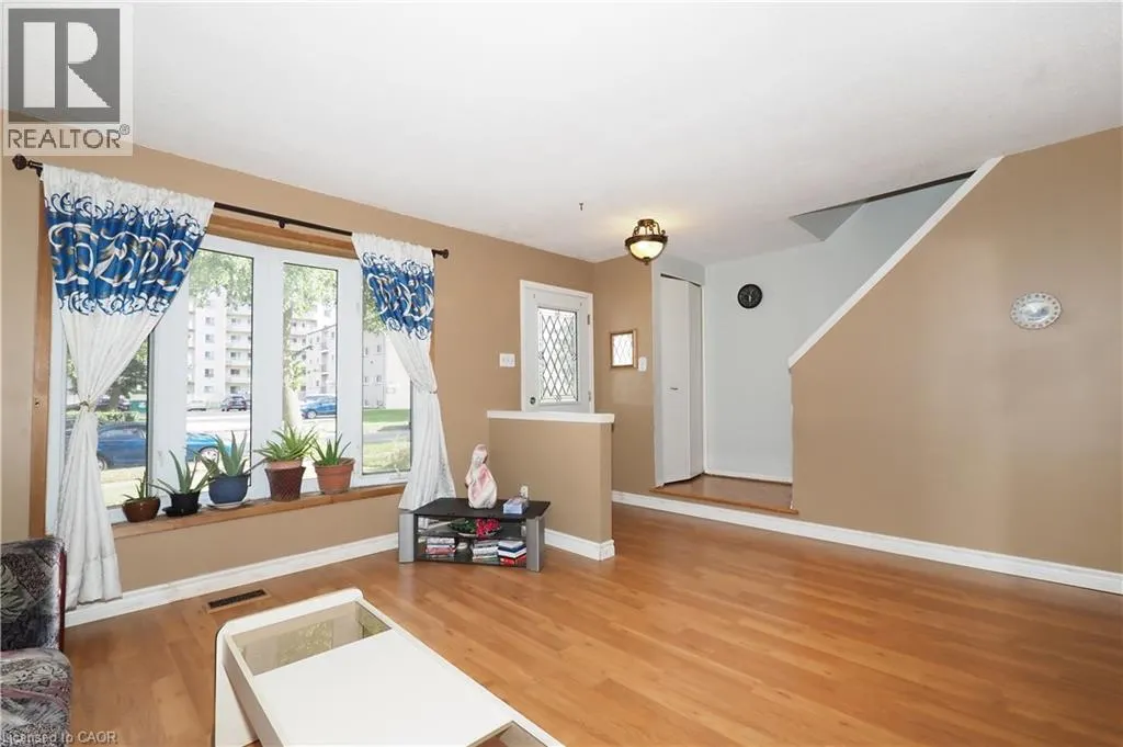 10 BALFOUR Crescent