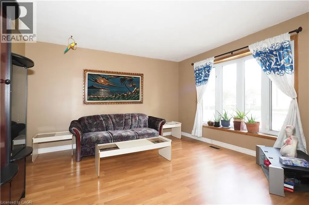 10 BALFOUR Crescent