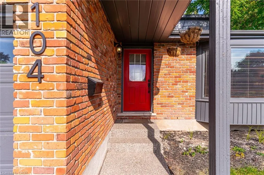 104 HOMEVIEW Place