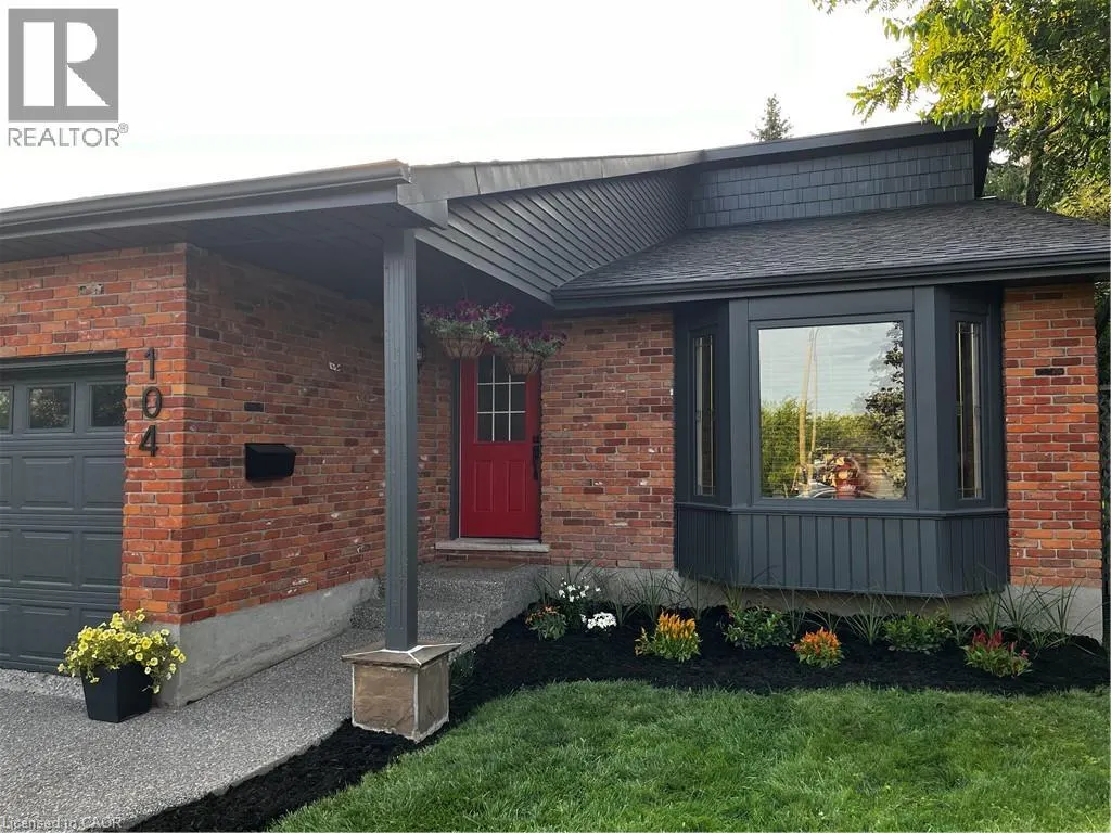 104 HOMEVIEW Place