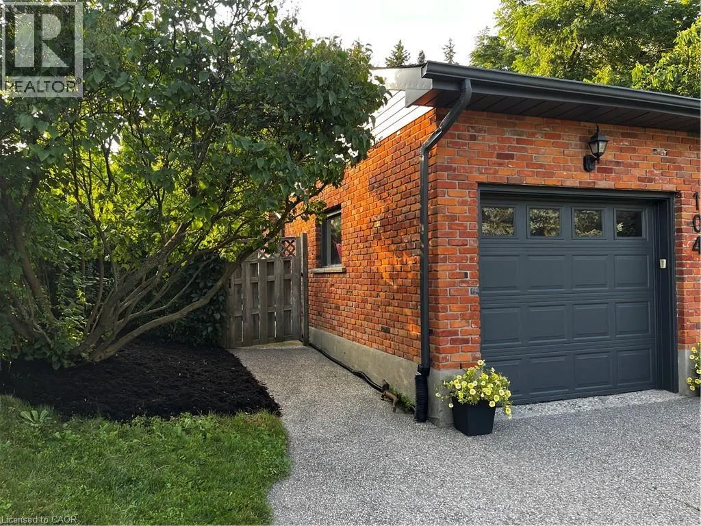 104 HOMEVIEW Place