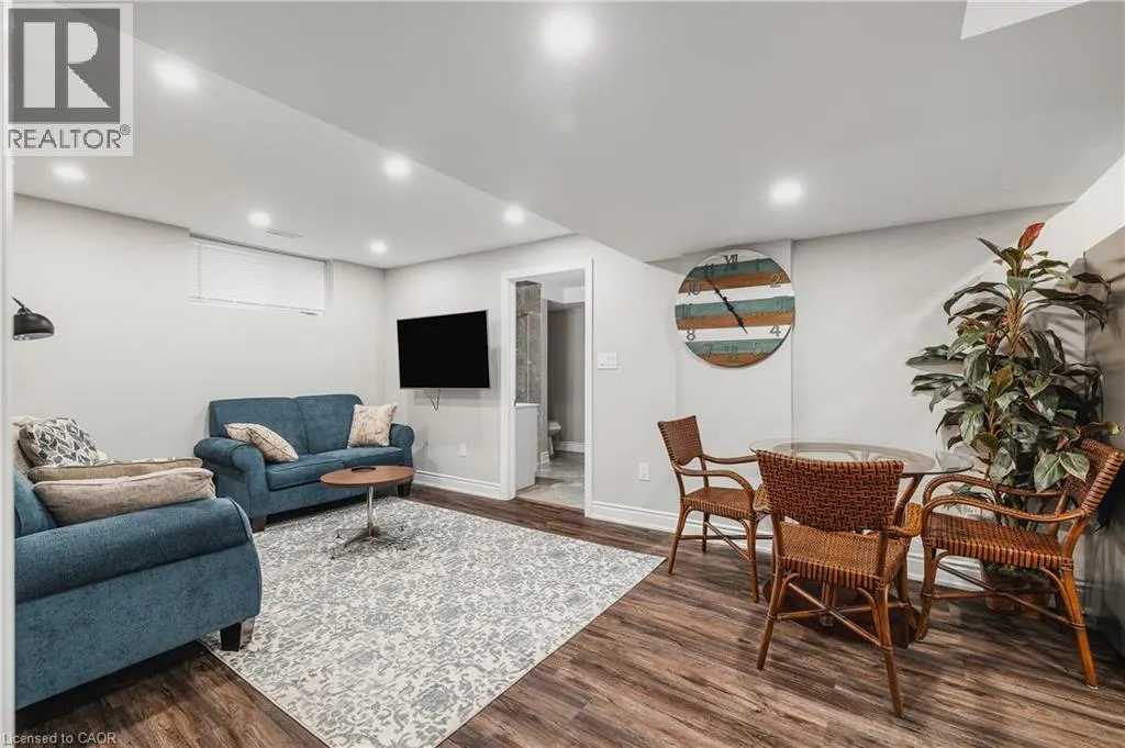 346 MOORLANDS Crescent