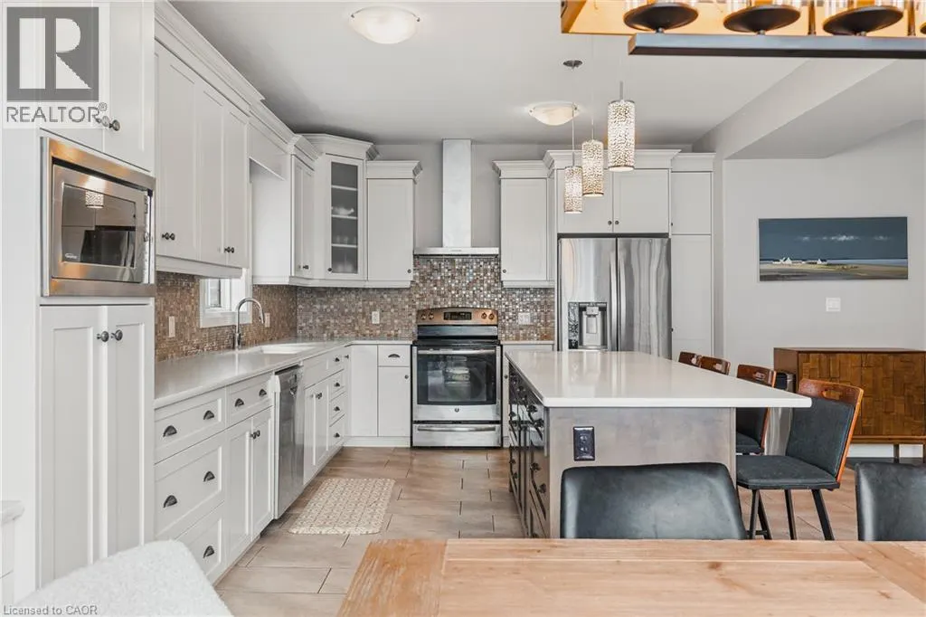 346 MOORLANDS Crescent