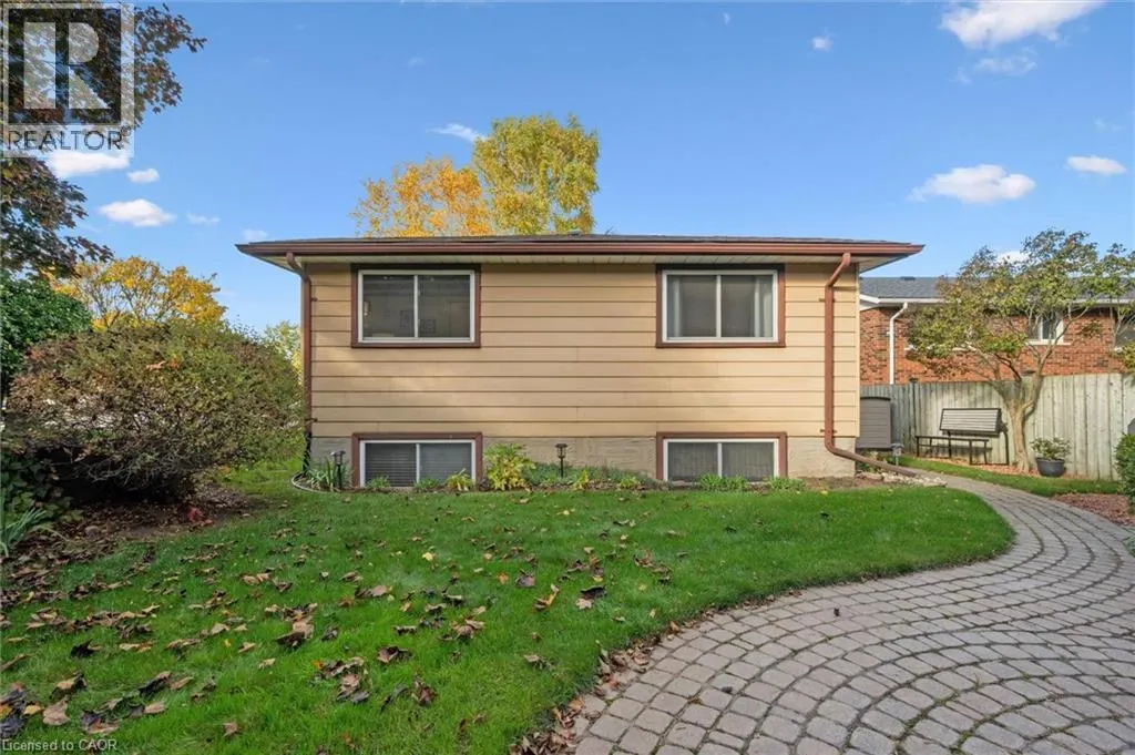 61 SANDSPRINGS Crescent