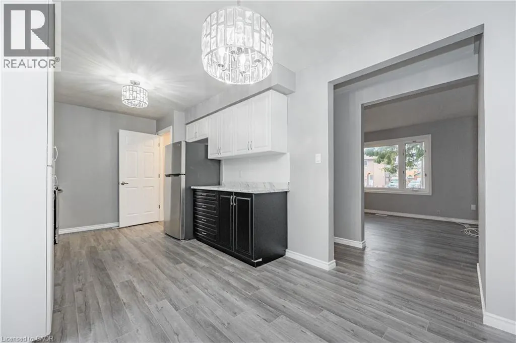 111 CHALMERS Street S