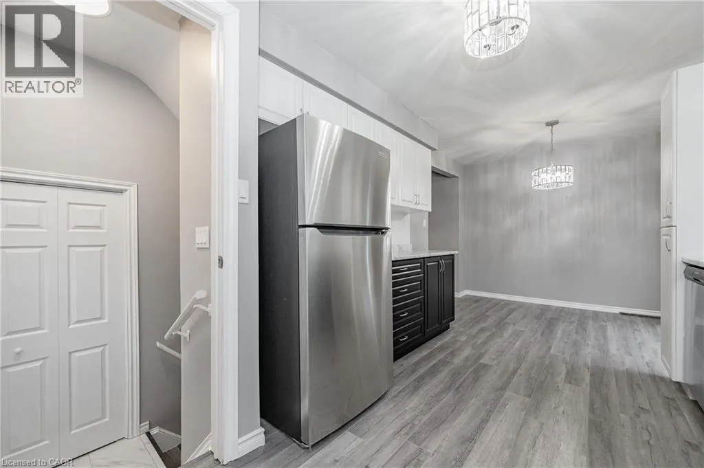 111 CHALMERS Street S