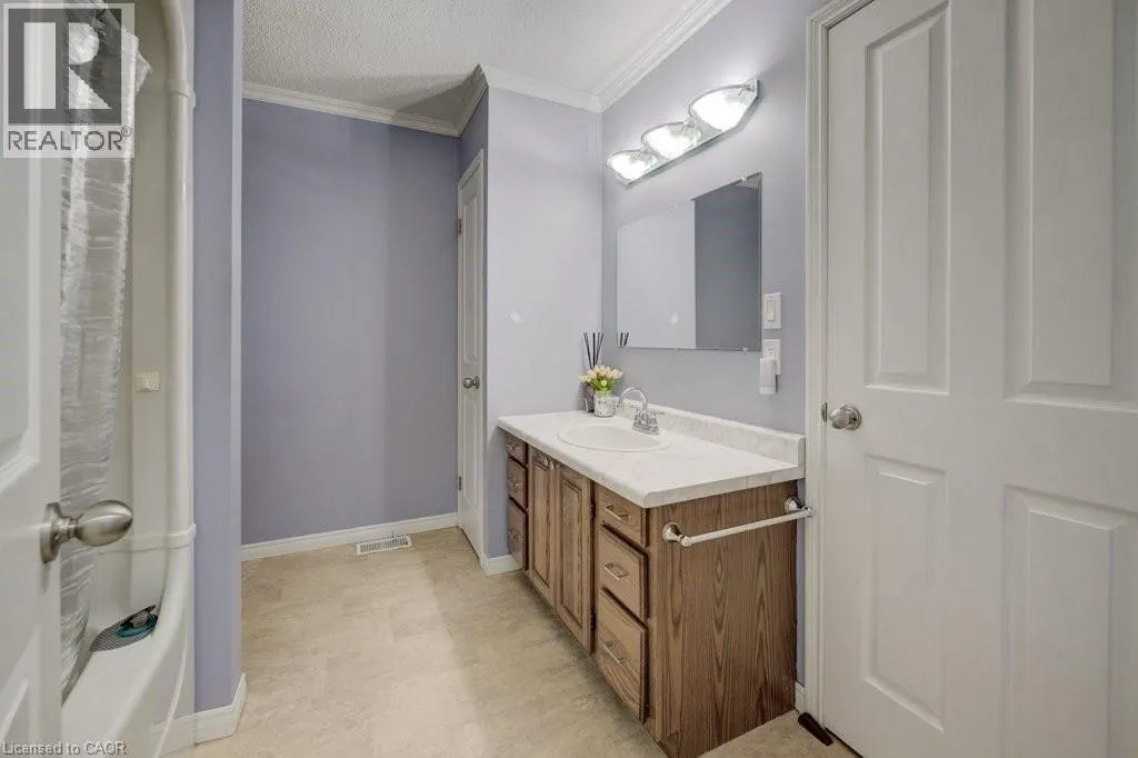 750 EDGAR Street W