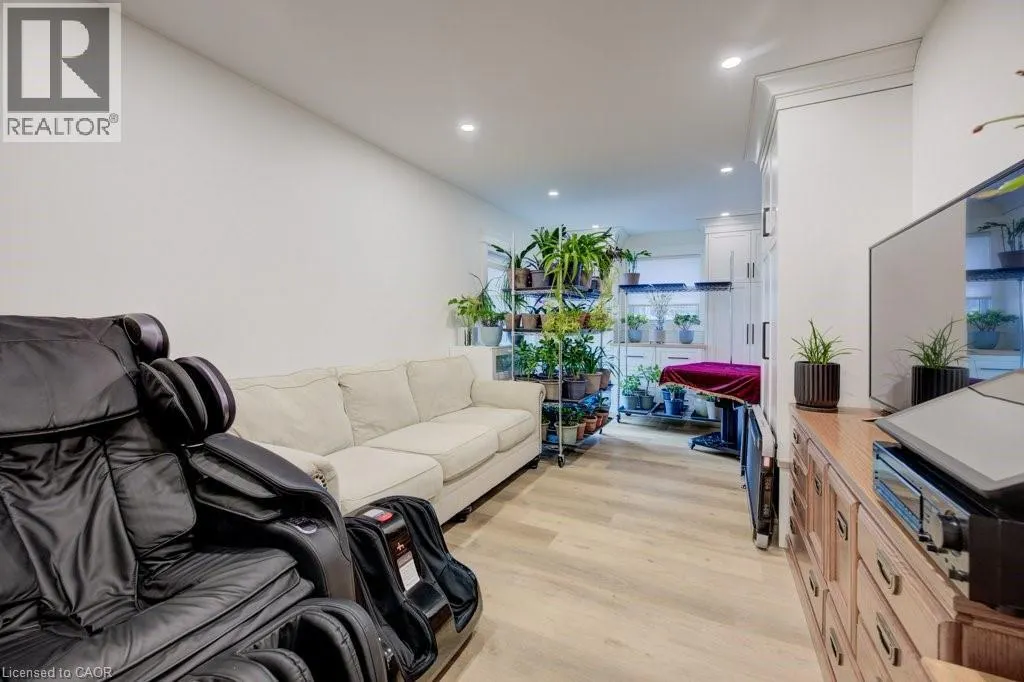 750 EDGAR Street W